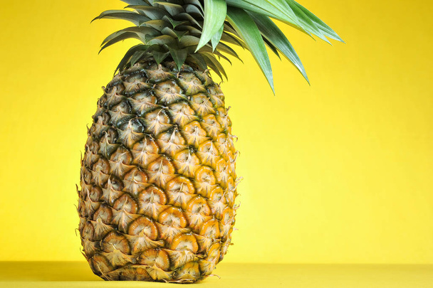 Ананас на яскраво-жовтому тлі. Свіжий ананас на яскравому
 - Фото, зображення