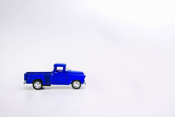 blauer Retro-Pickup auf weißem Hintergrund mit Kopierraum. - Foto, Bild