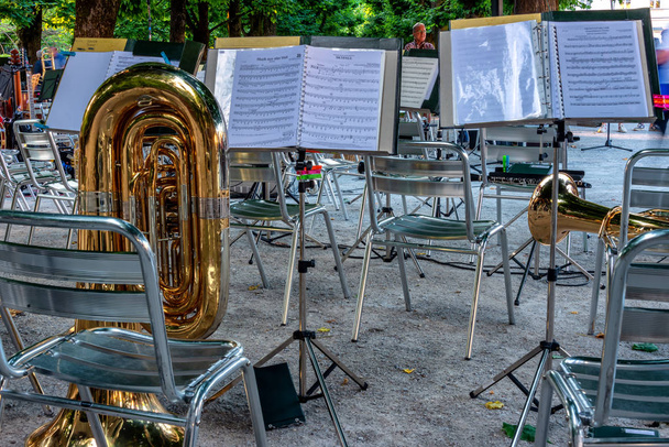 Труба и музыкальные ноты на заднем плане в саду Мирабель Зальцбург - Фото, изображение