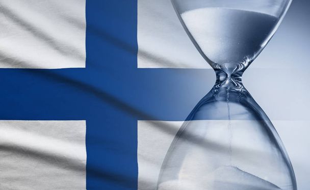 Bandeira da Finlândia com a ampulheta sobreposta conceitual dos prazos
 - Foto, Imagem