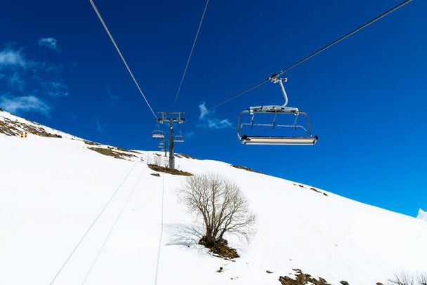 Impianti di risalita nella stagione invernale della neve. sfondo cielo blu
. - Foto, immagini