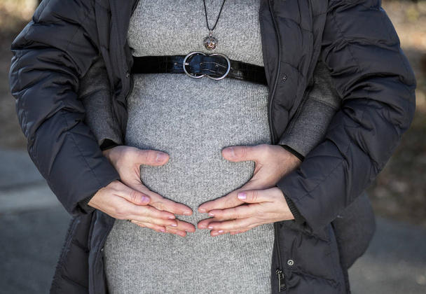Schwangere Frau und ihr Mann berühren Bauch - Foto, Bild