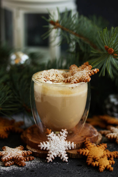 Gingerbread snowflake cookie, a cup of cappuccino for christmas. - Fotoğraf, Görsel