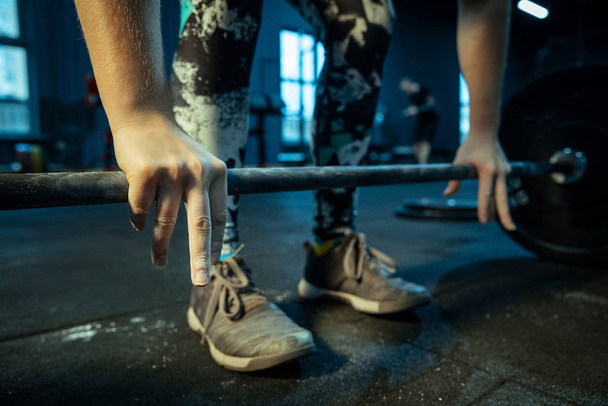 Menina adolescente caucasiana praticando em levantamento de peso no ginásio
 - Foto, Imagem