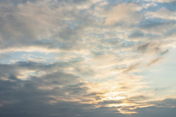 повітряні рухи в небі в похмуру погоду
 - Фото, зображення