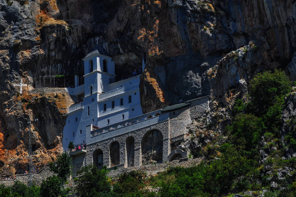 Luostari Ostrog vuorilla, toimiva Serbian ortodoksinen luostari, joka sijaitsee noin 900 metrin korkeudessa merenpinnasta. Perustettu XVII vuosisadalla, Montenegro - Valokuva, kuva