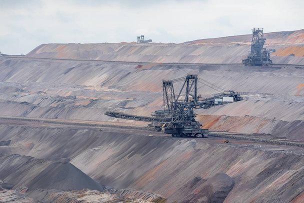 Kahverengi bir kömür madeninde kazıcı veya linyit madeni. - Fotoğraf, Görsel