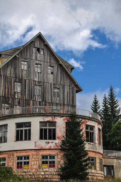 Заброшенный отель Run-Down в Национальном парке Дурмитор, Черногория - Фото, изображение