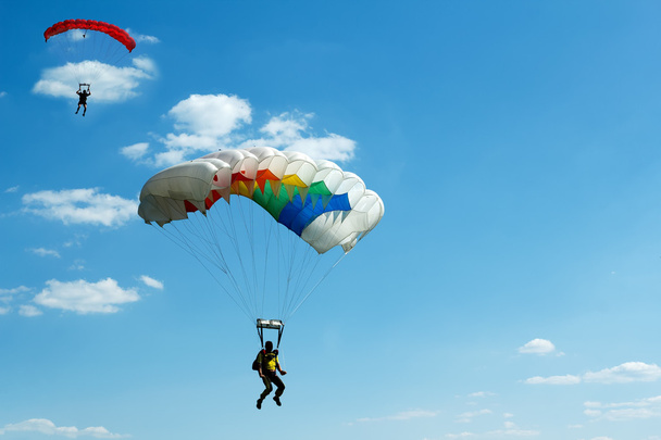 Неизвестные парашютисты на голубом небе
 - Фото, изображение