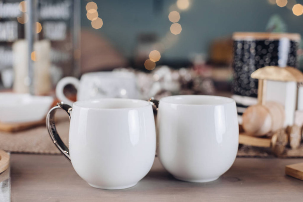 Deux belles tasses blanches sur la table de fête
 - Photo, image