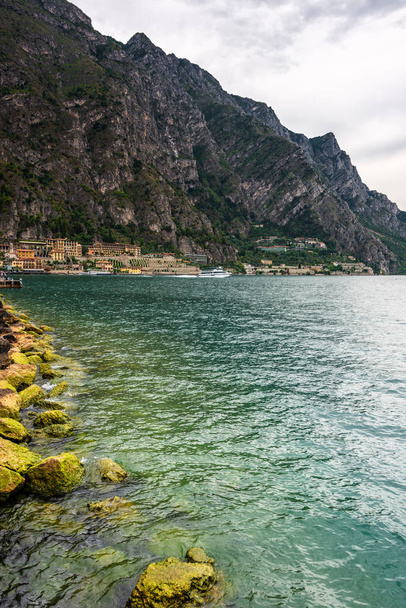 Letni poranek nad jeziorem Garda. Włochy, Europa. Leży w północnych Włoszech, o połowie między Brescii i Werony oraz między Wenecję i Mediolan - Zdjęcie, obraz