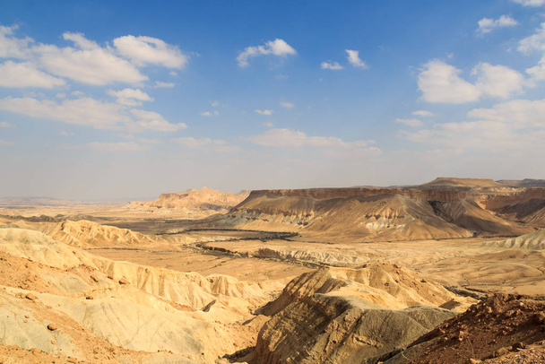 Negev desert mountain panorama of Nahal Zin canyon and cliffs, Israel - Φωτογραφία, εικόνα