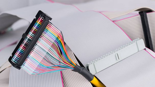 Kleurrijke multi wire bus connector op witte lint kabels achtergrond - Foto, afbeelding