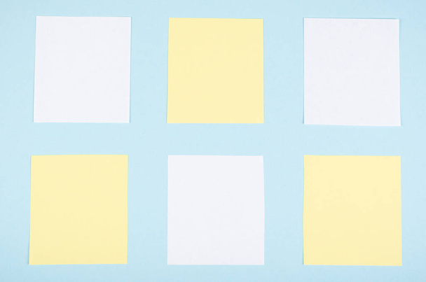 Papír jegyzetek összetétele kék háttérrel. Lapos fektetés. - Fotó, kép