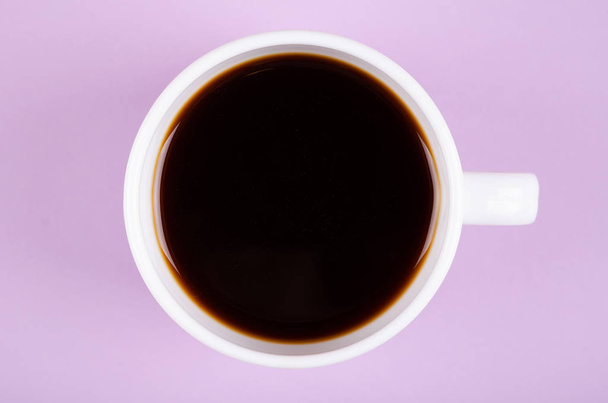 Composizione tazza di caffè su sfondo viola. Posa piatta
. - Foto, immagini