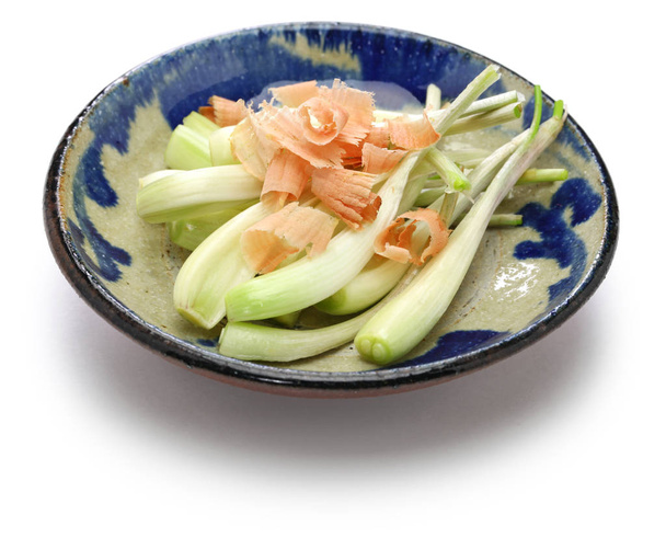 Shima Rakkyo, eingelegte Okinawa-Schalotte mit Katsuobushi, japanisches Essen - Foto, Bild