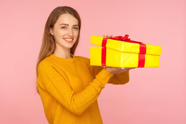 Portrait of attractive red hair girl in sweater opening gift box - Foto, Bild