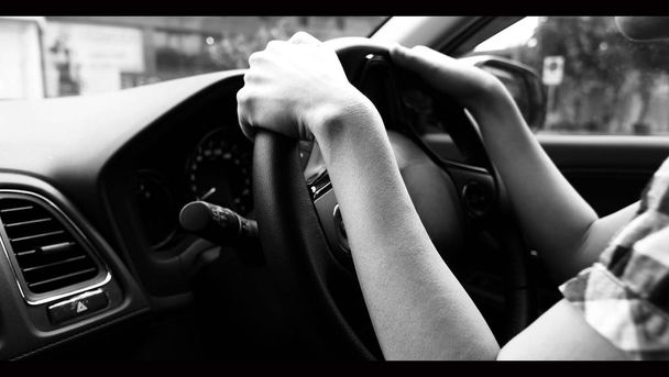 Zbliżenie zdjęcia kobiet ręce jazdy i kontroli samochodu z ufnością i bezpieczeństwem, który samochód przenosi się do Bangkoku miasta Tajlandii na wycieczkę i na drodze bez korków. - Zdjęcie, obraz