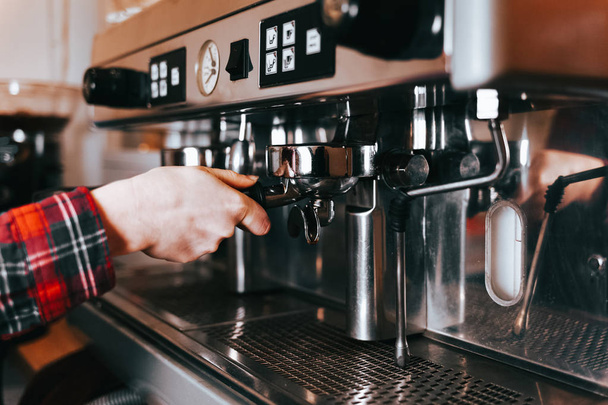 Barista dělá aromatickou kávu. Proces přípravy kávy latté na kávovaru v kavárně - Fotografie, Obrázek