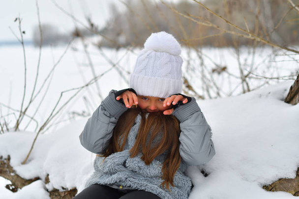 Šťastná holčička na zimní procházce venku. malé dítě hrající si o zimních prázdninách. Dívka v zimním jezeře - Fotografie, Obrázek
