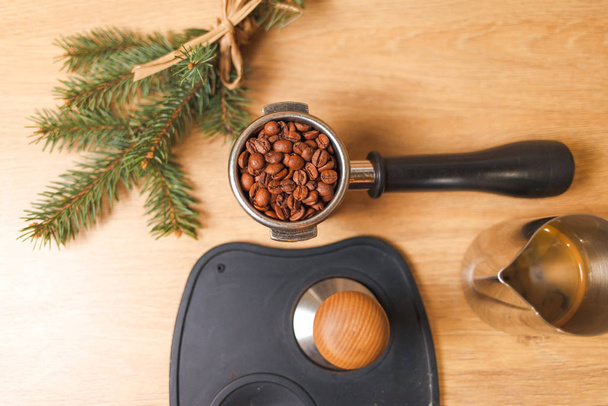 ポータフィルター、タンパー、木の枝にコーヒー豆。コーヒートップビューのプロの準備のためのアクセサリー - 写真・画像