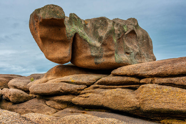 Increíbles formaciones rocosas en la Costa del Granito Rose en Bretaña, Francia
 - Foto, imagen