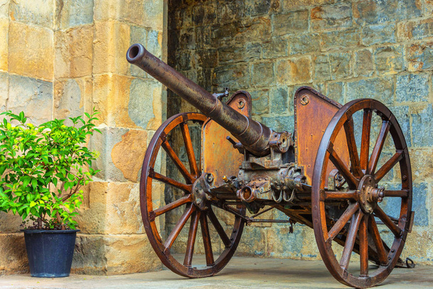 Стародавня металева гармата з дерев "яними вагонами в Цитаделі Памплони. - Фото, зображення