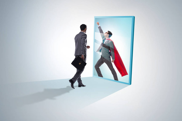 ビジネスマンはスーパーヒーローとして鏡に映る - 写真・画像