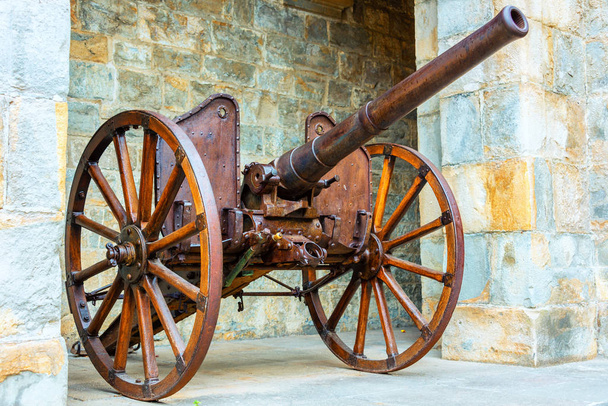 Стародавня металева гармата з дерев "яними вагонами в Цитаделі Памплони. - Фото, зображення