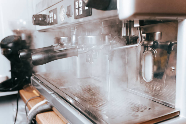 die Kaffeemaschine dampft beim Kaffeekochen - Foto, Bild