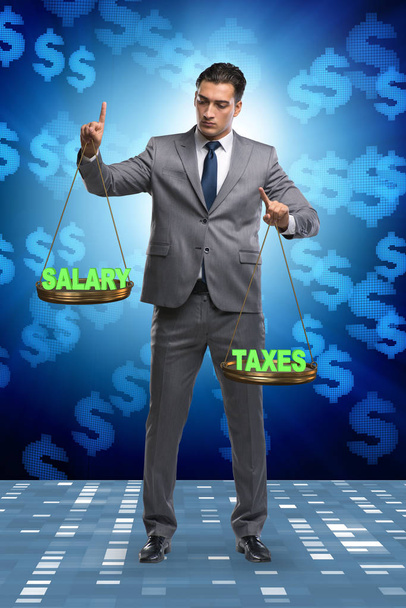 税金と給料のバランスを見つけようとするビジネスマン - 写真・画像
