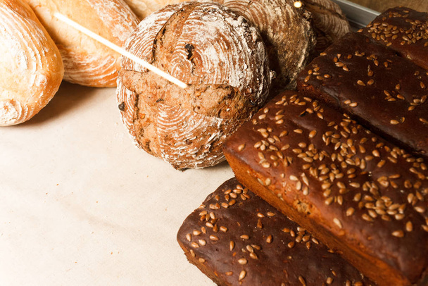 Показ с различными видами свежего хлеба ручной работы. Пекарня
 - Фото, изображение