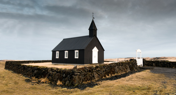 アイスランドのSnaefellsnes半島にあるBudrの黒い教会.  - 写真・画像