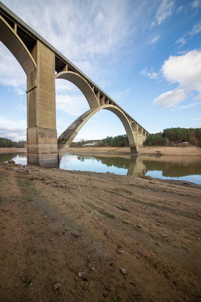 Le pont a été construit entre 1939 et 1943 pour remplacer l'ancien pont à chaînes construit en 1848. Ce pont a été démantelé en 1960 dans le cadre de la construction du réservoir Orlk et déplacé à la rivière Lunice
 - Photo, image