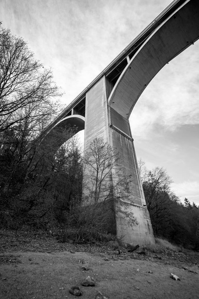 El puente fue construido entre 1939 y 1943 para reemplazar el viejo puente de cadena construido en 1848. Este puente fue desmantelado en 1960 en relación con la construcción del embalse de Orlk y trasladado al río Lunice.
 - Foto, imagen