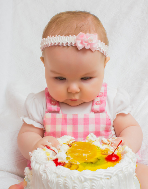Little girl with a sweet cake - 写真・画像