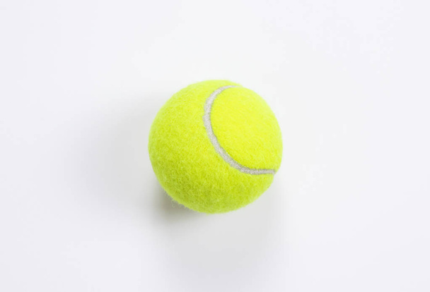 Balle de tennis isolée fond blanc. Vue du dessus
 - Photo, image