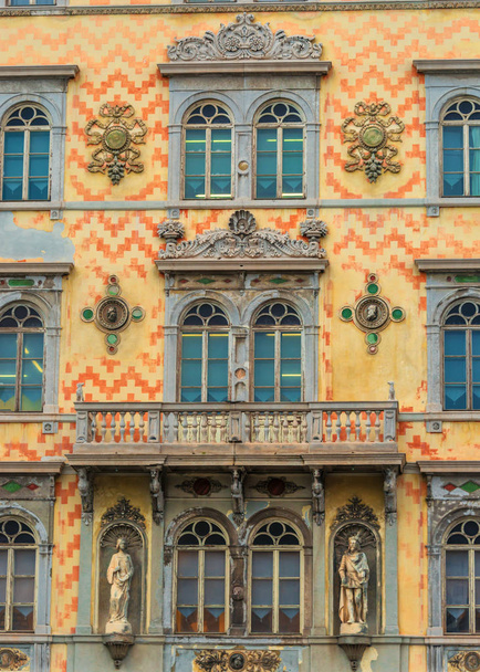 Zabytkowa fasada budynku z trzema zabytkowymi dekoracjami okien w Trieście we Włoszech. Architektura włoska - Zdjęcie, obraz