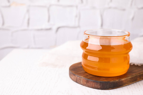 Tasty aromatic honey on white wooden table. Space for text - Foto, Imagen