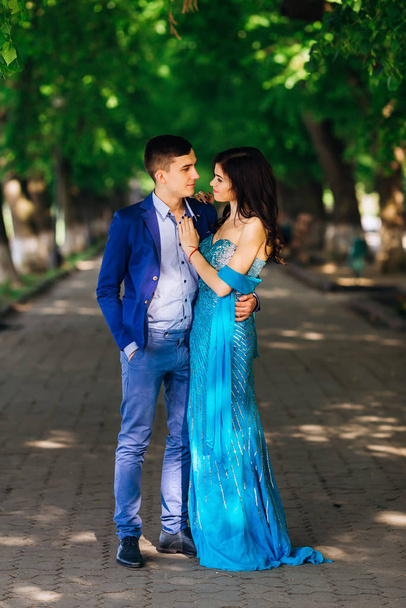 le couple amoureux en tenue de fête se regarde et se serre dans ses bras
 - Photo, image