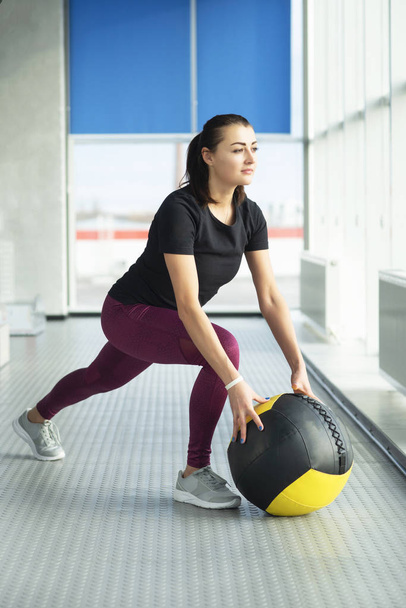 Frau im Fitnessstudio entspannt mit Medizinball - Foto, Bild