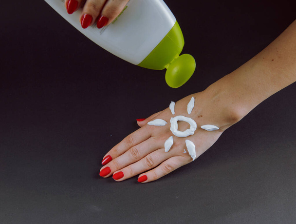 Mujer aplicando crema en la mano
. - Foto, imagen
