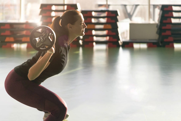 fitness, sport, powerlifting e concetto di persone: una donna sportiva che si allena con il bilanciere in palestra
 - Foto, immagini