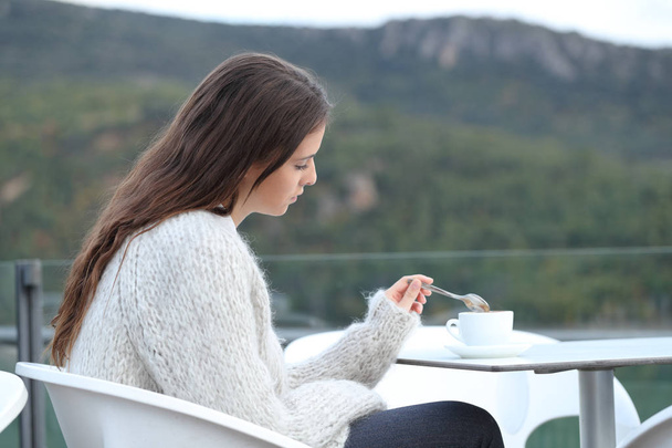 Smutné teen míchání kávy v restauraci terasa - Fotografie, Obrázek