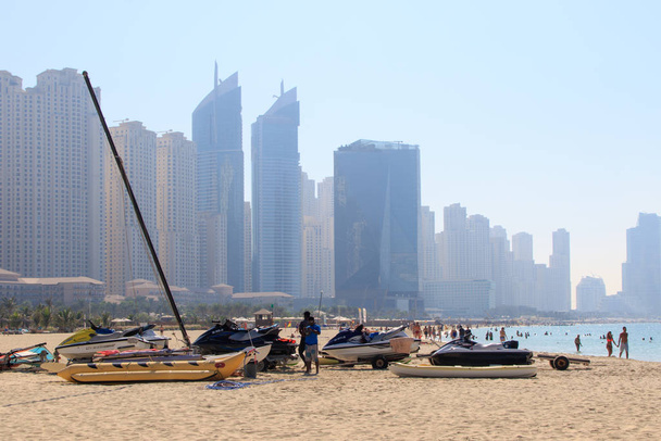 Aamukohtaus Dubai Marina Beachillä
 - Valokuva, kuva