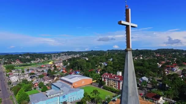Летючі дрони біля релігійного християнського хреста - Кадри, відео