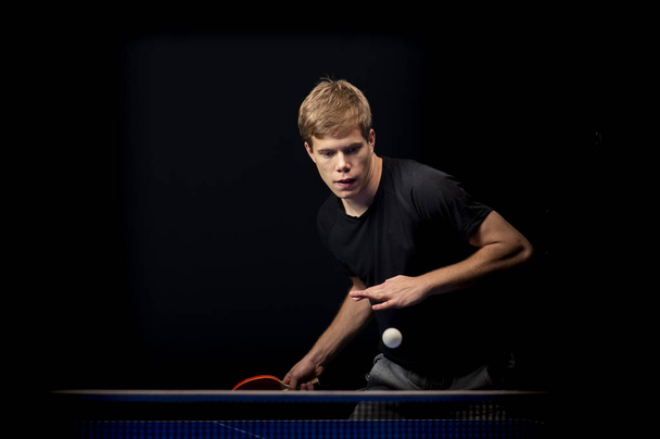 Πορτρέτο του νεαρού άνδρα που παίζει τένις  - Φωτογραφία, εικόνα