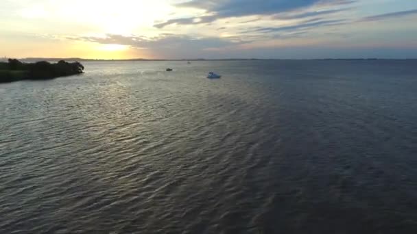 Повітряний вид швидкісного човна і озера / річки на Сансет - Кадри, відео