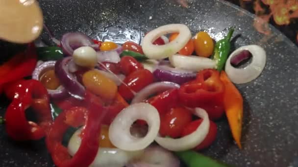 Σεφ τηγανίζουμε λαχανικά πάνω από υψηλή φωτιά - Πλάνα, βίντεο