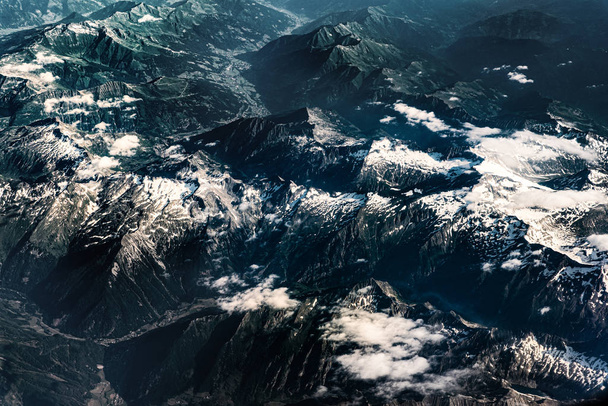 Montañas de los Alpes, Europa. Naturaleza, paisaje escénico aéreo
. - Foto, Imagen